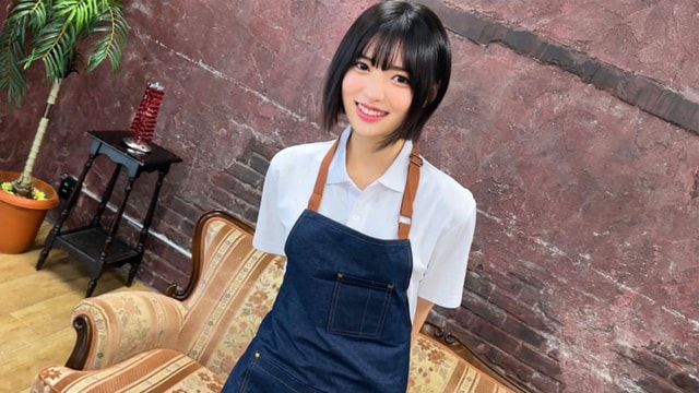 SMJS-102 ソファの前でエプロン姿の美少女店員