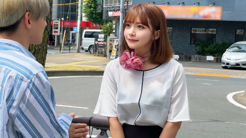 SMJS-351 路上で声かけられ微笑む美容部員