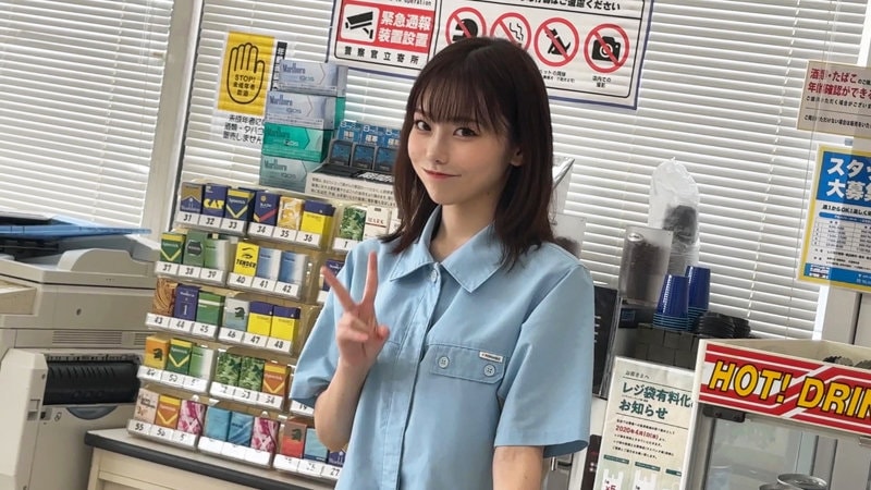 SMJX-016 制服姿でピースしながら接客中
