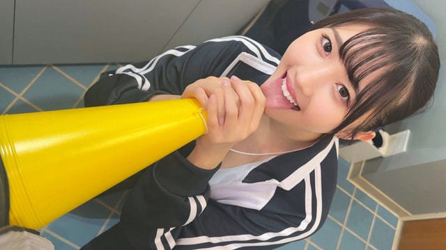 SMJX-322 メガホンをチンポに見立てて舌出し