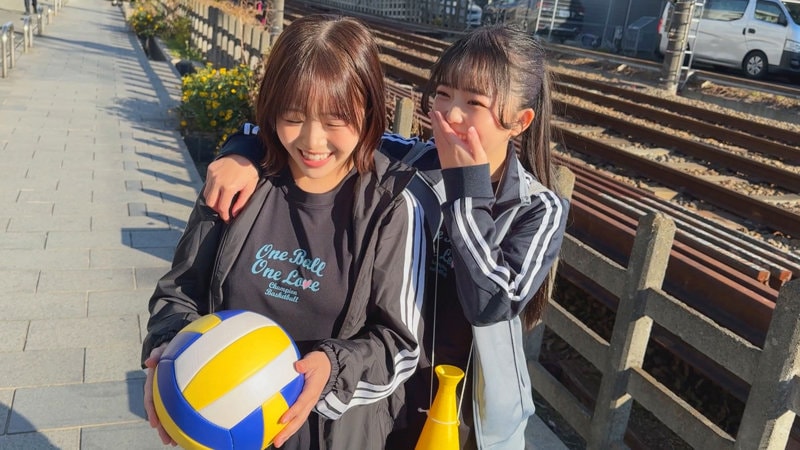 SMUB-115 笑顔でボール抱える後輩女子マネ2人