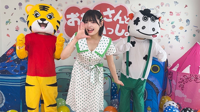 SPAY-722 衣装姿で笑顔全開のおねえさん