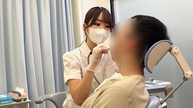 SPAY-790 治療台で衛生士が器具を手に作業中