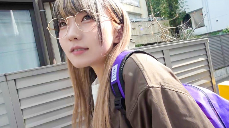 SRTF-068 眼鏡のオタク女子が外でナンパされる